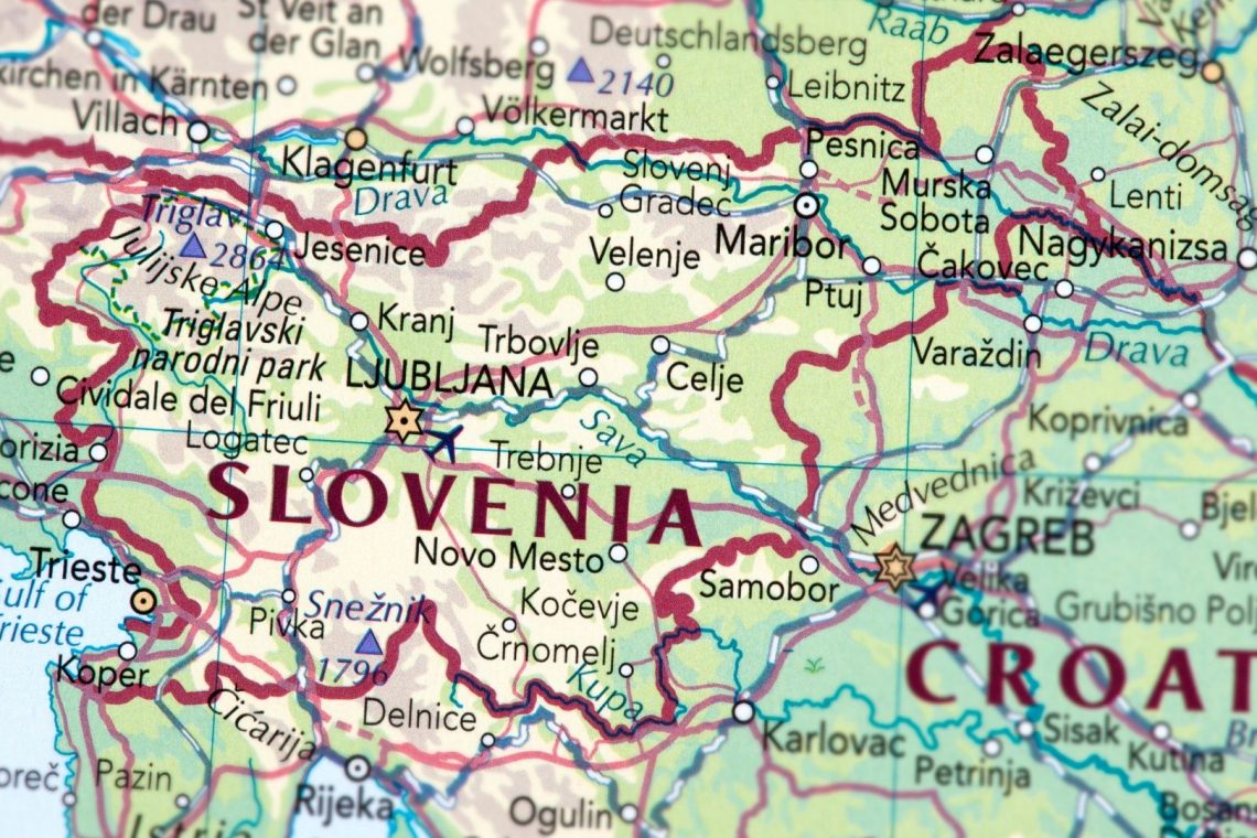 V Velenju postavili 26,5 metra visok mlaj